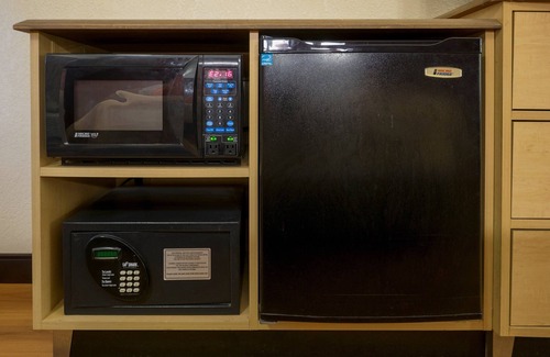 Roseville Hotel | Budget-Friendly Red Roof Inn near Detroit with Breakfast & Dining