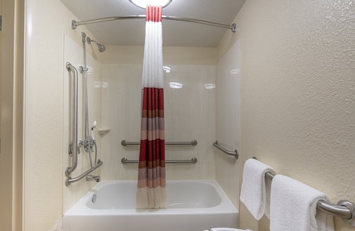 Roseville Hotel | Budget-Friendly Red Roof Inn near Detroit with Breakfast & Dining