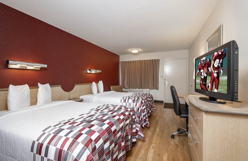 Roseville Hotel | Budget-Friendly Red Roof Inn near Detroit with Breakfast & Dining