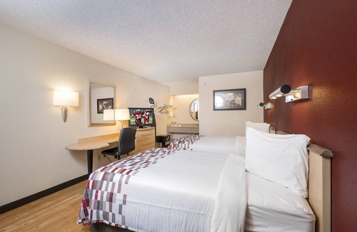 Roseville Hotel | Budget-Friendly Red Roof Inn near Detroit with Breakfast & Dining