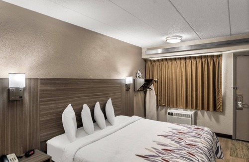 Enfield Hotel | Pet-Friendly Getaway at Red Roof Inn Enfield with Breakfast