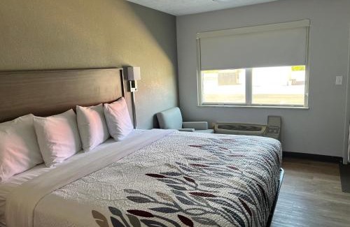 Georgetown Hotel | Comfortable Stay at Red Roof Inn Georgetown, KY with Hot Tub