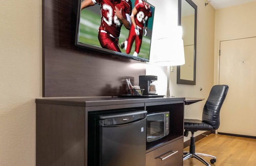 Mount Saint Francis Hotel | Discover Red Roof Inn Georgetown: Poolside Comfort Awaits