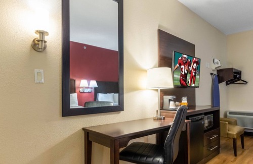Mount Saint Francis Hotel | Discover Red Roof Inn Georgetown: Poolside Comfort Awaits