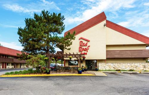 Grand Rapids Hotel | Convenient Red Roof Inn near Grand Rapids Airport