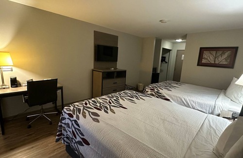 Waukegan Hotel | Budget-Friendly Stay at Red Roof Inn Gurnee - Waukegan