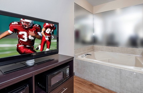 Hartselle Hotel | Pet-Friendly Retreat at Red Roof Inn Hartselle Awaits