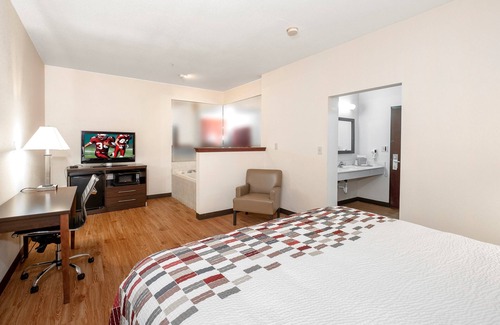 Hartselle Hotel | Pet-Friendly Retreat at Red Roof Inn Hartselle Awaits