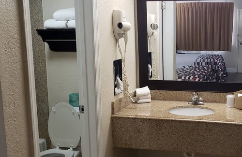 Kenner - Louis Armstrong International Airport Hotel | Relax at Red Roof Inn Kenner near New Orleans Airport