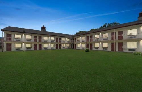 Whitehaven Hotel | Convenient Stay at Red Roof Inn Memphis - Airport