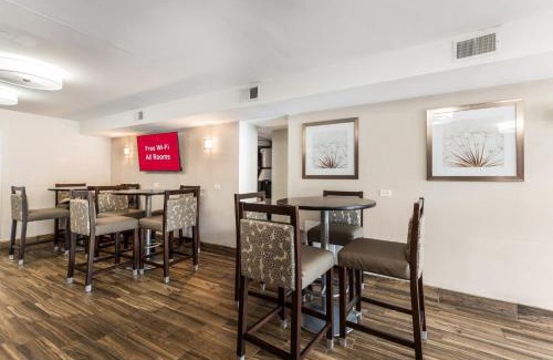 Morton Grove Hotel | Pet Friendly Red Roof Inn Morton Grove for Families