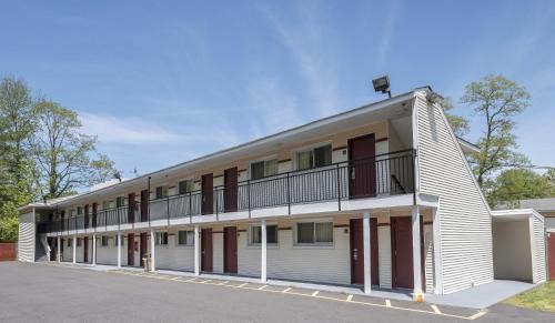 Neptune City Hotel | Pet-Friendly Getaway at Red Roof Inn Neptune, Jersey Shore