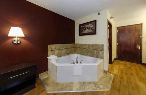Osage Beach Hotel | Relax at Red Roof Inn Osage Beach - Lake of the Ozarks