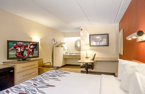 Ferry Pass Hotel | Budget-Friendly Stay at Red Roof Inn Pensacola – Family Friendly