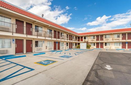 Alhambra Hotel | Pet-Friendly Retreat at Red Roof Inn Phoenix - Midtown