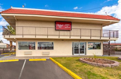 Alhambra Hotel | Pet-Friendly Retreat at Red Roof Inn Phoenix - Midtown