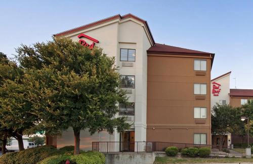 Franklin Park Hotel | Pet-Friendly Retreat at Red Roof Inn PLUS+ Austin South