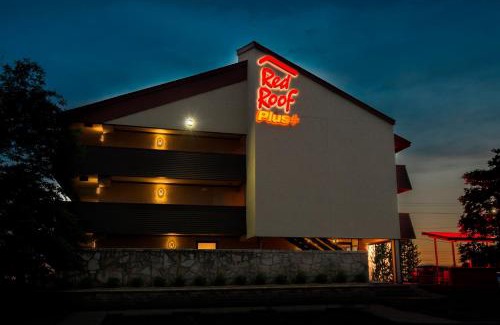 Naperville Hotel | Pet-Friendly Red Roof Inn PLUS+ Chicago - Naperville Stay
