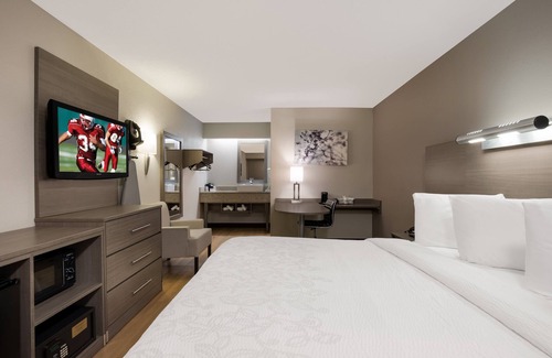Naperville Hotel | Convenient Red Roof Inn PLUS+ in Naperville, Chicago