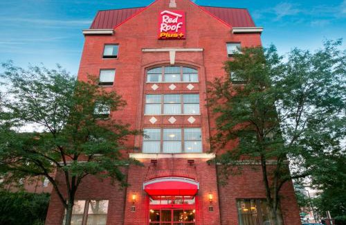 Downtown Columbus Hotel | Pet-Friendly Red Roof Inn PLUS+ Near Columbus Convention Center