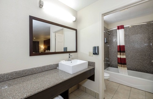 Hammond Hotel | Comfortable Stay at Red Roof Inn PLUS+ Hammond with Pool
