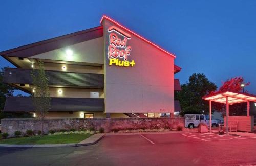 Essington Hotel | Convenient Red Roof Inn PLUS+ Near Philadelphia Airport