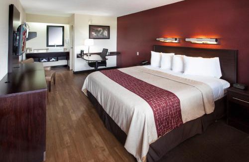 Essington Hotel | Convenient Red Roof Inn PLUS+ Near Philadelphia Airport