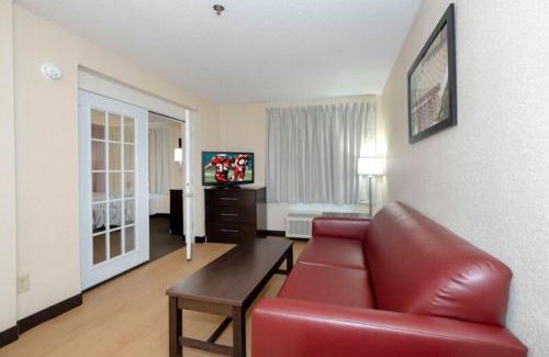 Estrella Hotel | Pet-Friendly Retreat at Red Roof Inn PLUS + Phoenix West