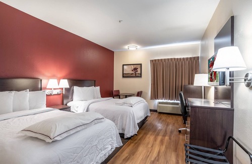 Interchange Square Hotel | Convenient Red Roof Inn PLUS+ Phoenix West with Pool & Dining