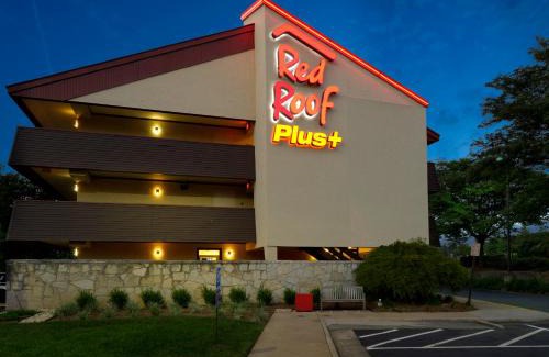 Lakeview Hotel | Pet-Friendly Red Roof Inn PLUS+ in Manassas, D.C. Area