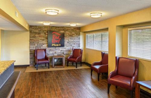 Lakeview Hotel | Pet-Friendly Red Roof Inn PLUS+ in Manassas, D.C. Area