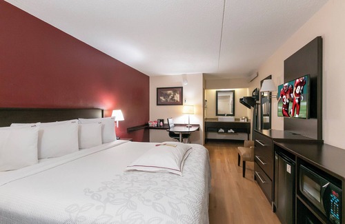 Lakeview Hotel | Convenient Stay at Red Roof Inn PLUS+ in Manassas DC