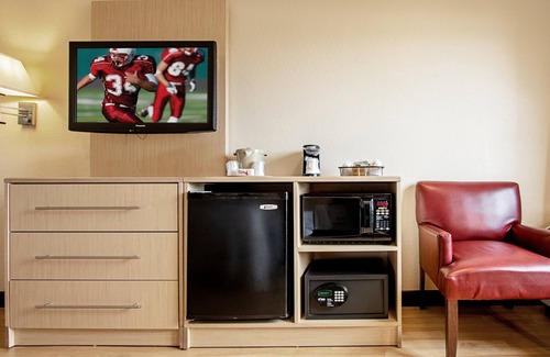 Palm Beach - West Palm Beach Hotel | Convenient Red Roof Inn PLUS+ with Pool & Breakfast Options