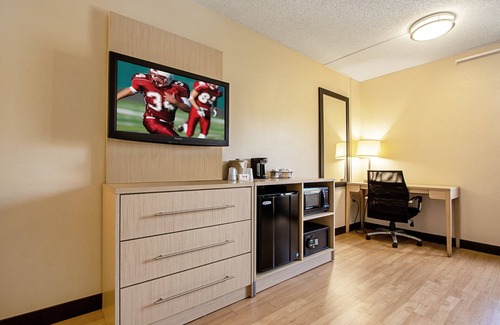 Palm Beach - West Palm Beach Hotel | Convenient Red Roof Inn PLUS+ with Pool & Breakfast Options