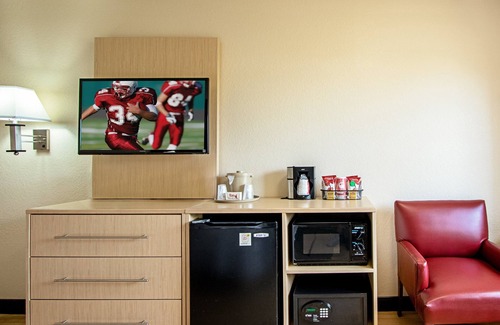 Palm Beach - West Palm Beach Hotel | Convenient Red Roof Inn PLUS+ with Pool & Breakfast Options