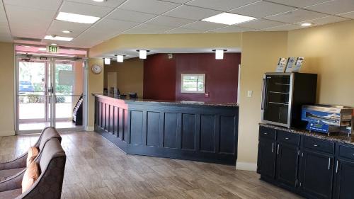 Port Allen Hotel | Budget-Friendly Stay at Red Roof Inn Port Allen with Pool