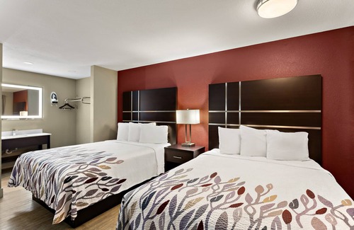 Downtown Hotel | Budget-Friendly Red Roof Inn Redding: Family Dining & Breakfast