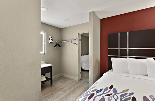 Downtown Hotel | Budget-Friendly Red Roof Inn Redding: Family Dining & Breakfast