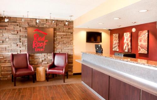 Henrietta Hotel | Pet-Friendly Retreat at Red Roof Inn Rochester - Henrietta