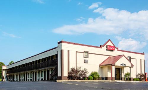 Scottsburg Hotel | Comfortable Stay at Red Roof Inn Scottsburg with Breakfast