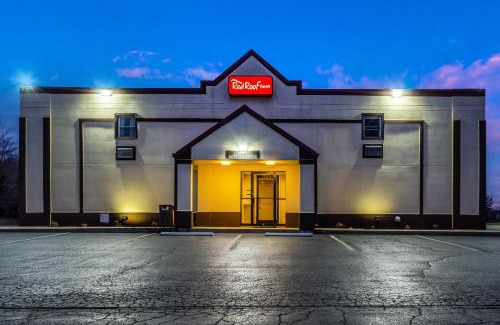 Scottsburg Hotel | Comfortable Stay at Red Roof Inn Scottsburg with Breakfast
