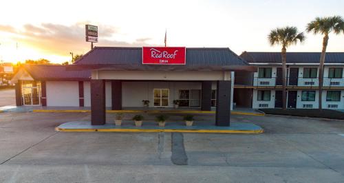 Slidell Hotel | Pet-Friendly Retreat at Red Roof Inn Slidell - 8/10 Rating