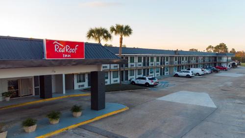 Slidell Hotel | Pet-Friendly Retreat at Red Roof Inn Slidell - 8/10 Rating