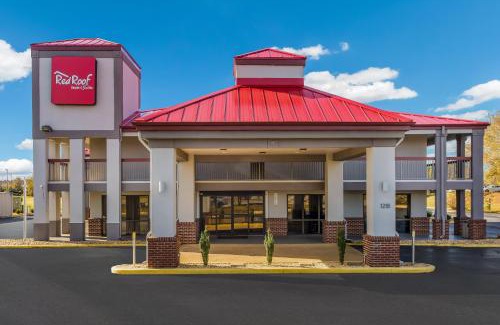 Athens Hotel | Pet-Friendly Retreat at Red Roof Inn & Suites Athens, AL