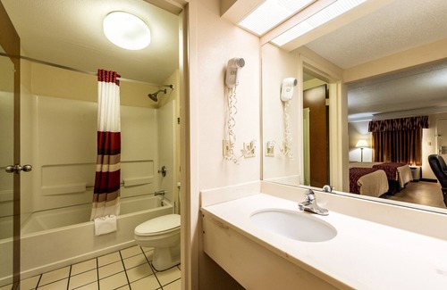 Clinton Hotel | Discover Comfort at Red Roof Inn & Suites in Clinton, TN