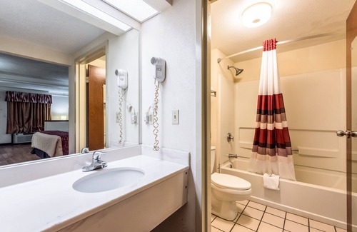 Clinton Hotel | Discover Comfort at Red Roof Inn & Suites in Clinton, TN