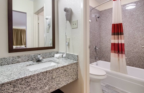 Commerce Hotel | Pet-Friendly Red Roof Inn & Suites Commerce - Athens Awaits