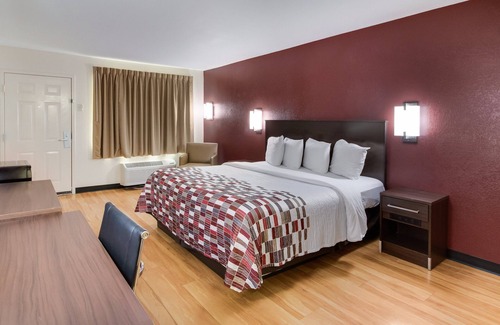 Commerce Hotel | Pet-Friendly Red Roof Inn & Suites Commerce - Athens Awaits