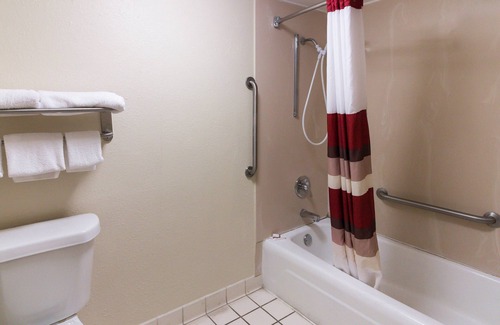 Commerce Hotel | Pet-Friendly Red Roof Inn & Suites Commerce - Athens Awaits