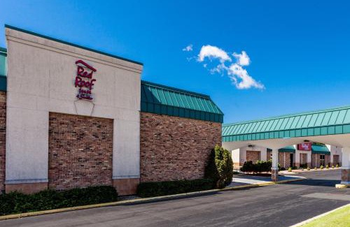 DeKalb Hotel | Pet-Friendly Red Roof Inn & Suites DeKalb with Pool Access